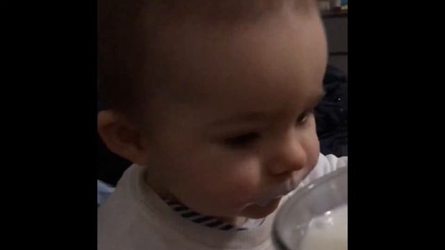Малыш смешно  кушает