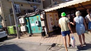 Дорога к пляжу от отеля Астория