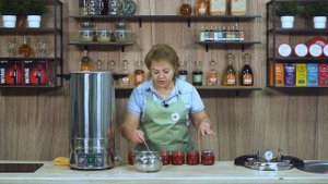 Вкусное варенье из клубники с цельными ягодами с сиропом без воды в автоклаве