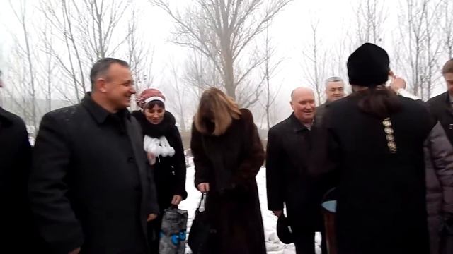 Отец Богдан окропил всех святой водой (видео "Корабелов.Инфо") смотреть онлайн