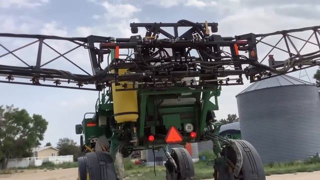 Опрыскиватель Самоходный John Deere 4830 из СШ смотреть онлайн