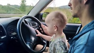 Учимся водить машину, первый раз за рулём!