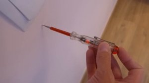 Поиск проводки в стене с помощью индикаторной отвертки