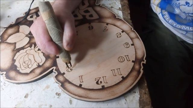 Часы - сердце; пирография. \ Выжигание + нихром, по дереву \ Wood carving nihrome.