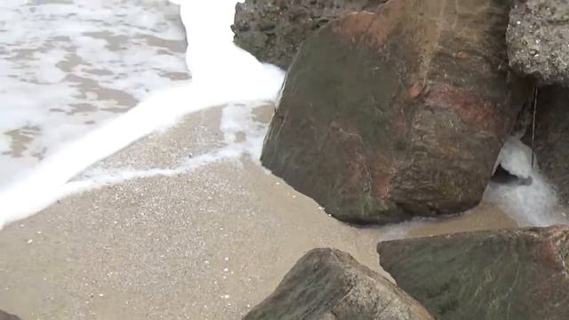 Морская пена. Камни, море, волны на Азовском море в Степановке Первой. Август 2017