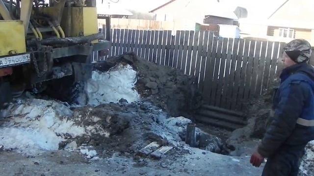 Бурение скважин, как выезжает буровая машина