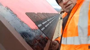 Начало монтажа битумной черепицы, стартовая полоса