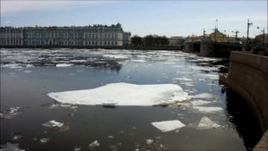На меня надвигается по реке битый лёд...