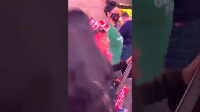 Нью-Йорк, вечерний Таймс Сквер в день объявления результатов выборов президента США 2020 года
