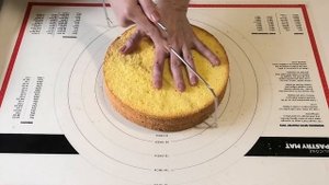 Бисквитный торт " ТАВРИЧЕСКИЙ" с безе и кремом " ТАВРИДА". /Cake with meringue.