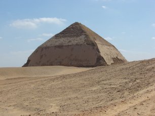 Ломаная пирамида в Дахшуре, снаружи и внутри, Египет.