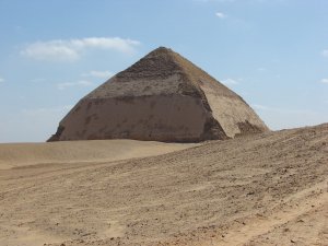 Ломаная пирамида в Дахшуре, снаружи и внутри, Египет.