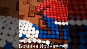 Картина из крышек.