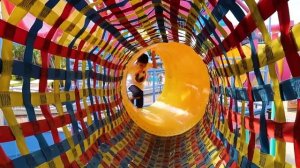 Хайди и Зидан играют в прятки на детской площадке