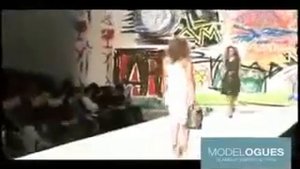 Падения моделей на подиуме или так падает Оля в школеD
