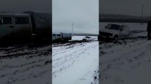 УАЗ Фермер на самоблоках БТР 80 тащит замерзшую ниву
