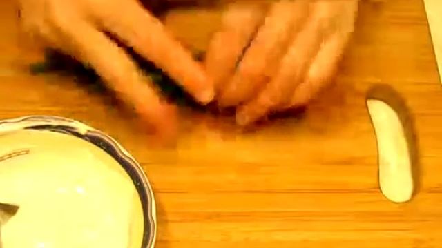 Салат с копченой форелью и сыром