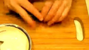 Салат с копченой форелью и сыром