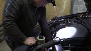 замена масла в двигателе на автомобиле (дача логан) Dacia Logan