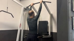 Осознанный спорт: подтягивания и отжимания на брусьях.