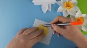 Как сделать нарцисс из бумаги / Аппликация нарциссы / Цветы из бумаги