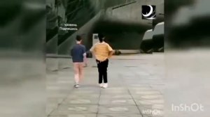 Китаец хорошо танцует Лунную походку