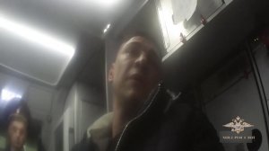 В Сочи мужчина устроил пьяный дебош в самолете и угрожал полицейским расправой