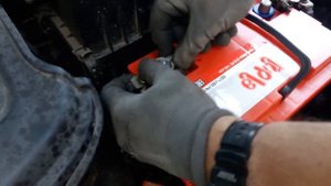 Hyundai Accent. Как установить аккумулятор на автомобиле Hyundai Accent.