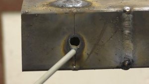 Как начинающему сварщику одним электродом заварить прожёг тонкого металла!?