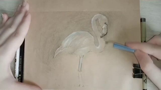 Фламинго карандашами на крафтовой бумаге