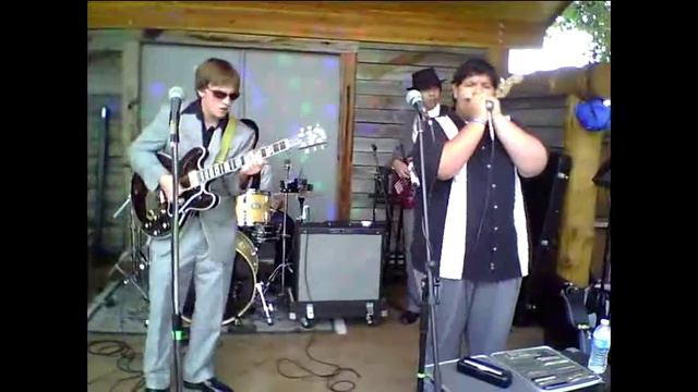 Nic Clark plays harp through a stock Fender Deville 410 смотреть онлайн