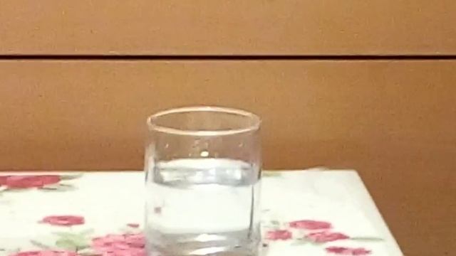 Вода из стакана и в стакан