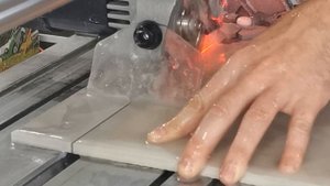 Получаем рез плитки на уровне заводского края. Используем станок Wandeli от fortezzo.com