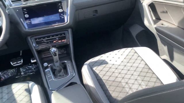 Volkswagen NEW Tiguan R-line Black Style 2021 in 4K Deep Black 19inch Valencia black detail Inside смотреть онлайн