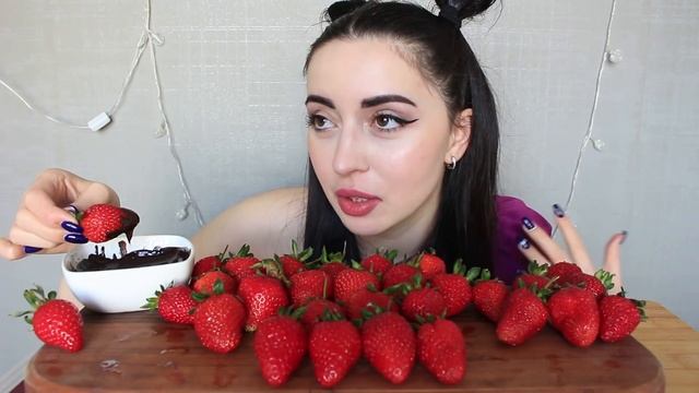 БАБУШКА ИЗ БОЛЬНИЦЫ, МЕНЯ ТРОНУЛО / КЛУБНИКА МУКБАНК / asmr Ayka Emilly смотреть онлайн