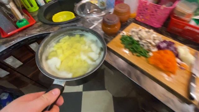 ЖАРКОЕ ИЗ КУРОЧКИ В ГОРШОЧКЕ. ГОТОВИТСЯ ПРОСТО, НО ПОЛУЧАЕТСЯ ОЧЕНЬ И ОЧЕНЬ ВКУСНЫМ.