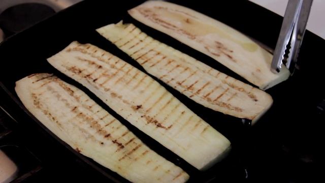 Сочное филе на баклажанах с помидорами черри