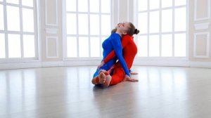 Stretching Splits. Paired Exercises with an Elastic Band. Contortion Duo. Flexshow