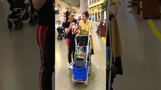 Почему молодая девушка работает уборщицей ?😱Алина Ян❤️ смотреть онлайн