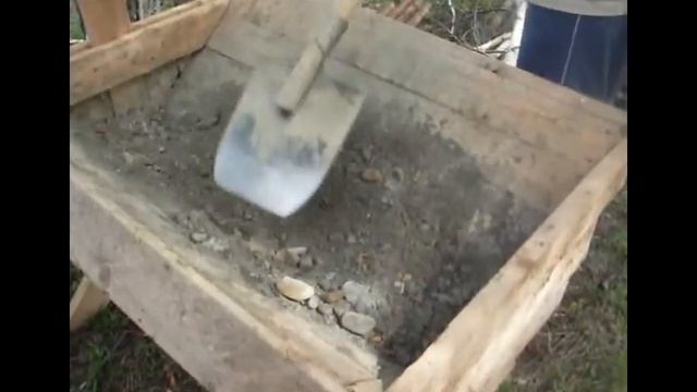 Деревянное корыто для замеса бетона