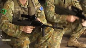 Автомат AUG A2F88 Разборка и смена ствола  ВС Австралии