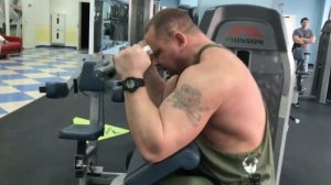 Разгибания рук на трицепс в тренажере