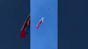 Украинец запустил дрон с российским флагом на 9 мая над зданием берлинского рейхстага.
