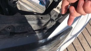 Замена лампы ближнего света Volkswagen Polo