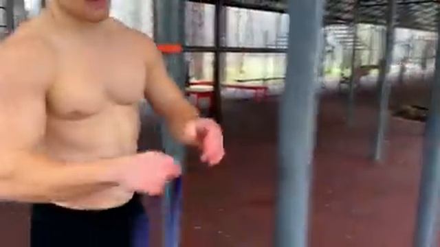 Упражнения с резиной о которых ты не знал. Как тренироваться с резиновыми петлями. смотреть онлайн