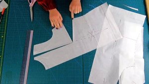 Оригинальная блуза с рукавом реглан переходящим в кокетку и имитацией застежки посередине переда.mp4