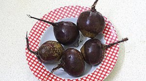 Салат со свеклы с чесноком и растительным маслом