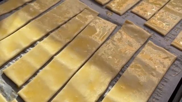 Медовые язычки из слоеного теста. Супер рецепт ,сохраняй.