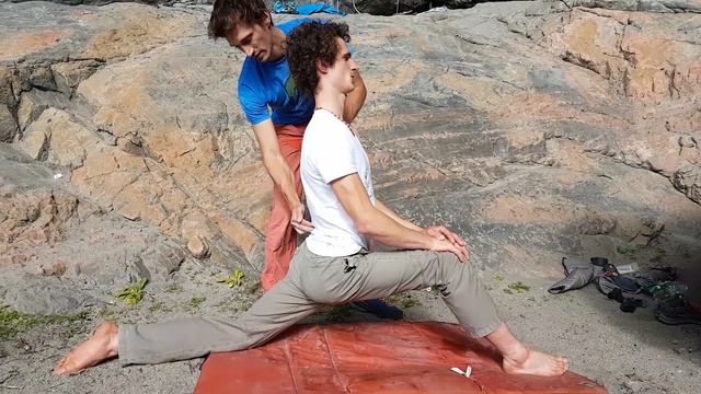 How to feel good as a climber: Back Pain - Stretching exercise with Adam Ondra смотреть онлайн