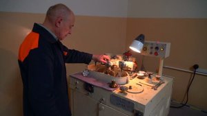 Иван Букатко более 45 лет работает на заводе «Оптик»